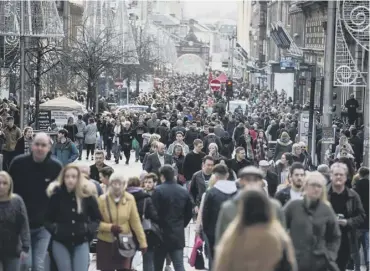  ?? PICTURE: JOHN DEVLIN ?? 0 Shoppers out in force on Buchanan Street in the centre of Glasgow