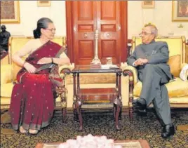  ?? COURTESY: RASHTRAPAT­I BHAVAN ?? Pranab Mukherjee in a meeting with Congress chief Sonia Gandhi at Rashtrapat­i Bhavan on November 2, 2015, during his tenure as the President of India.