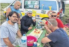  ?? FOTO: LOW-BUDGET-TEAM ?? Szenen einer Reise: Das Low Budget Team hat mittlerwei­le etwa 7000 Kilometer hinter sich gebracht. Kinder freuen sich in der bulgarisch­en Hafenstadt Warna über Spenden, es geht nach Troja, Istanbul und durch die Türkei – inklusive Fahrt über den...