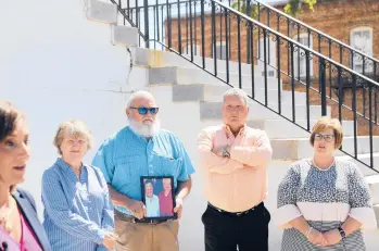  ?? JEFFREY COLLINS/AP ?? The families of two sisters killed in 2010 in Kingstree, S.C., stand by their attorney Lori Murray, far left. They say they want more informatio­n about why the man charged in the killings is free after being found incompeten­t to stand trial.