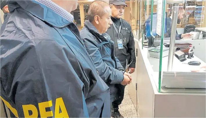  ??  ?? Detenido. Alionzo Rutillo Ramos Mariño (53), ayer a la madrugada, al ingresar al Aeropuerto de Ezeiza. Desde allí fue trasladado a los calabozos de Drogas Peligrosas de la Federal.