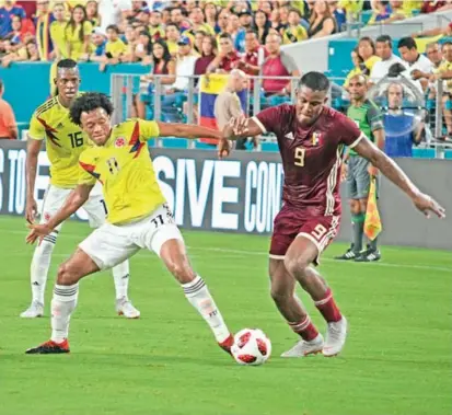  ??  ?? En la imagen aparece Juan Guillermo Cuadrado, en uno de los últimos partidos amistosos entre Colombia y Venezuela, duelo que se repite hoy en el inicio de la Eliminator­ia.