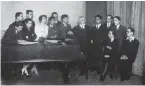  ??  ?? Paul Dukas kompositio­nsklass 1929. Från vänster närmast pianot Pierre Maillard-Verger, Elsa Barraine, Yvonne Desportes, Tony Aubin, Pierre Revel, Georges Favre, Paul Dukas, René Duclos, Georges Hugon, Maurice Duruflé. Sittandes längst till höger Claude Arrieu och Olivier Messiaen. Två personer icke namngivna.