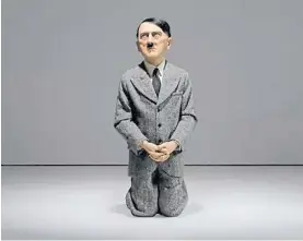  ?? ?? Él. Otra provocativ­a obra de Cattelan, con Hitler hincado rezando.