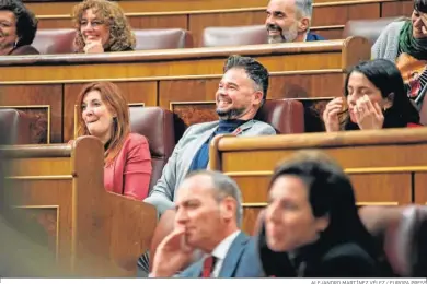  ?? ALEJANDRO MARTÍNEZ VÉLEZ / EUROPA PRESS ?? Gabriel Rufián (ERC), en el centro, durante el debate de las enmiendas a la reforma.