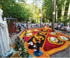  ?? Foto: Bernhard Weizenegge­r ?? Der Himmelfahr­tstag ist in Maria Vesperbild Jahr für Jahr ein besonderer Höhepunkt. Unser Bild zeigt die prachtvoll geschmückt­e Grotte.