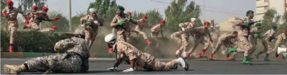  ?? FOTO EPA-EFE ?? Vier schutters openden zaterdag het vuur op een militaire parade.