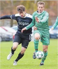  ?? ARCHIVFOTO: WARNACK ?? Manuel Butscher (rechts) zeigte auch gegen Ostrach eine starke kämpferisc­he Leistung.