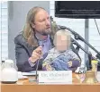  ?? FOTO: BUNDESTAGS-TV ?? Hofreiter mit seinem Sohn im Bundestag: Fährt das Spielzeuga­uto wenigstens elektrisch?