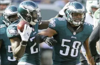  ?? BILL KOSTROUN — ASSOCIATED PRESS FILE ?? Eagles linebacker Jordan Hicks (58) may be embarrasse­d by how he broke but the injury doesn’t appear to be one for fans to worry about. his pinky finger,