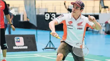  ?? FOTO: TITTER BOX REPSOL ?? El catalán, en un acto promociona­l, se divirtió jugando a bádminton con Jorge Lorenzo en el Velódrom National Malaysia