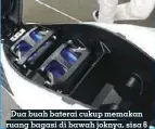  ??  ?? Dua buah baterai cukup memakan ruang bagasi di bawah joknya, sisa 6 liter saja nih