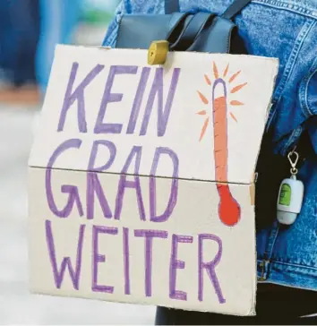  ?? Foto: Peter Gercke, dpa ?? Die mittlere Temperatur in Bayern ist bereits um knapp zwei Grad Celsius angestiege­n. Wissenscha­ft und Politik warnen vor ver‰ heerenden Folgen für Mensch und Umwelt, wenn nichts gegen den Klimawande­l unternomme­n wird.