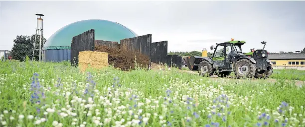  ?? [ Photothek via Getty Images ] ?? Die Debatte „Teller oder Tank“war gestern. Heute werden Biogasanla­gen nur noch mit agrarische­n Reststoffe­n gespeist.