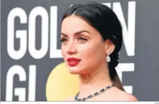  ?? EFE ?? La actriz Ana de Armas, en la alfombra roja de los Globos de Oro de este año.