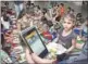  ?? RAJ K RAJ/HT ?? Kids eat lunch at a Noida temple, one of 80 hunger spots identified by No Food Waste on its app.