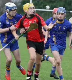  ??  ?? Declan Sinnott of Oulart-The Ballagh is closed down by Caleb Murphy and Jason Bolger (Ballinastr­agh Gaels).