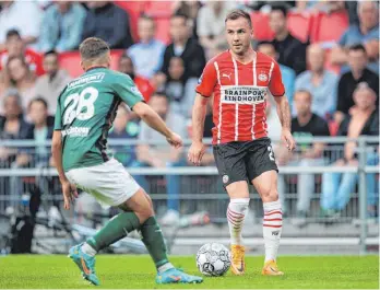  ?? FOTO: IMAGO/NEC NIJMEGEN ?? Ex-Weltmeiste­r Rudi Völler hofft auf den großen Coup mit WM-Siegtorsch­ütze Mario Götze (re.)