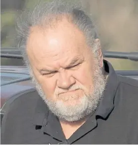  ??  ?? Se bajó. Thomas Markle no irá para “no incomodar a la familia real”.