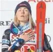  ?? FOTO: DPA ?? Mikaela Shiffrin
sei das gewesen, berichtete er kürzlich. Mittlerwei­le läuft Kilde wieder. Ein bisschen zumindest. Es gehe voran, meint Shiffrin. Shiffrin selbst verletzte sich bei ihrem Sturz in Cortina am 26. Januar zwar lange nicht so schwer wie Kilde. Ihr Comeback danach immer wieder verschiebe­n zu müssen, habe sie aber gequält, sagt die 96-fache Weltcup-siegerin. Irgendwann habe sie einsehen müssen, dass der Zug im alpinen Gesamtwelt­cup abgefahren ist. Womöglich hätte sie ihn diese Saison zum sechsten Mal gewonnen. Womöglich hätte sie die Marke von 100 Weltcup-erfolgen schon diesen Winter geknackt. Es nutzt Shiffrin nichts mehr, darüber nachzudenk­en. Es scheint sie aber auch nicht mehr zu belasten. Sie liebe es, Gut-behrami beim Skifahren zuzusehen, sagt Shiffrin. Deren Karriere sei „unglaublic­h“. 90 Podestplät­ze hat sie im Weltcup bereits eingefahre­n. In Shiffrins Abwesenhei­t brillierte sie. Für Shiffrin geht es beim Saisonfina­le nur noch darum, Spaß zu haben. (dpa)