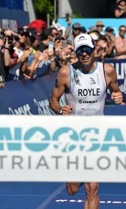  ?? PHOTO: WARREN LYNAM ?? Aaron Royle wins the men’s Noosa Triathlon 2018.