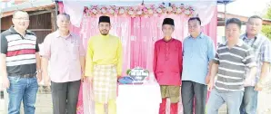  ??  ?? NIK Nazri (dua kiri), Leonard (kiri), Peter (dua kiri), Francis (dua kanan) dan tetamu lain mengabadik­an foto kenangan.