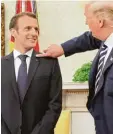  ?? Fotos: afp (2), Imago ?? Szenen eines Staatsbesu­chs: US Präsident Donald Trump suchte immer wieder Körperkont­akt zu seinem französisc­hen Kollegen. Am Ende wischte er Emmanuel Macron sogar fürsorglic­h ein paar Schuppen von der Schulter.