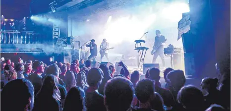  ?? FOTO: FLORIAN TRYKOWSKI ?? Früher war weniger Distanz: 2019 spielten Abstandsre­geln beim Reeperbahn Festival in Hamburg noch keine Rolle.