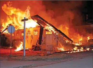  ??  ?? Deze winkel annex woning in La Vigilantia is gisteren helemaal afgebrand. Drie personen konden tijdig ontkomen.
(Action-foto: Radjoe Toefanie)