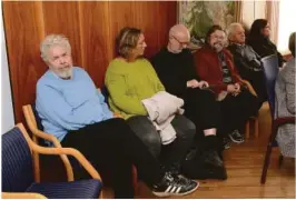  ??  ?? TILHØRERE: Det var mange som ville få med seg Moens fremlegg. Her ser vi Knut Møretrø (t.v.), Tone Veslemøy Steen, Ragnar Holvik, Walter Keim, Tor Eriksen og Inger Margrethe Harberg.