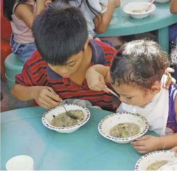  ?? PHOTO FROM THEPOC.NET ?? FEEDING programs in schools, daycare centers and barangays help address the undernutri­tion of children. Cases of undernutri­tion among pre-school children in Western Visayas are declining, according to the National Nutrition Council.