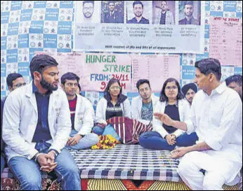  ?? MANOJ DHAKA/HT ?? Congress Rajya Sabha MP Deepender Singh Hooda meets protesting MBBS students at the PGIMS, Rohtak, on Thursday.