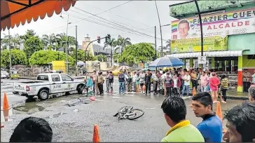  ?? Foto:
Daniel Vite / EXTRA ?? Cerca al cuerpo inerte quedó el liviano vehículo en el cual se movilizaba.