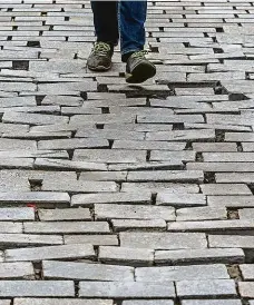  ??  ?? Díry V aplikaci ZmapujTo, jež přešla pod platformu Zlepšeme Česko, lidé hlásili třeba rozbitou dlažbu v ulici Karla Engliše.