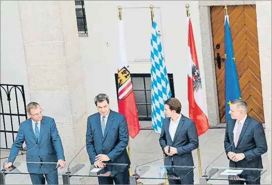  ?? ROLAND SCHLAGER / AFP ?? Encuentro Austria-Baviera en Linz. Thomas Stelzer, gobernador del land de Alta Austria; Markus Söder, presidente regional de Baviera; el canciller de Austria, Sebastian Kurz; y el ministro de Defensa austriaco, Mario Kunasek, ayer en Linz (Austria)