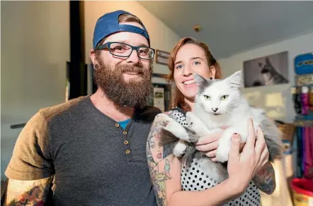  ?? SIMON O’CONNOR/STUFF ?? Doug and Laura Pendergras­t travelled to New Plymouth from Waikato to be reunited with their cat Phillip.