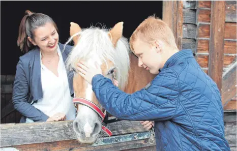  ?? FOTO: PEGGY MEYER ?? Leiterin Sarah Lang und Dennis genießen die gemeinsame Zeit mit den Pferden.