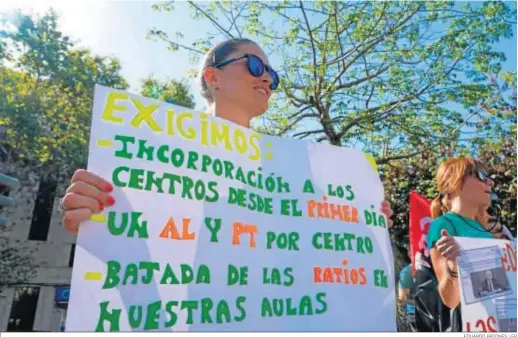  ?? EDUARDO BRIONES / EP ?? Una de las decenas de interinas que se manifestar­on ayer a las puertas del Parlamento.