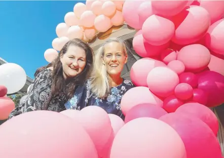  ?? Picture: RICHARD GOSLING ?? Tanya Griffiths, left, and Nikki Coombs and with one of their balloon arch displays.