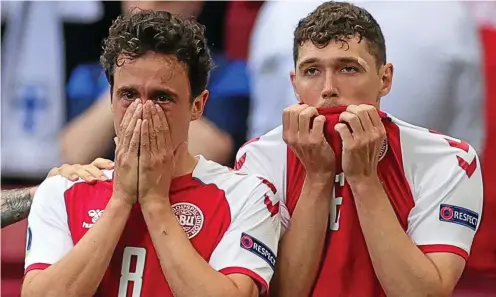  ?? FOTO: FRIEDEMANN VOGEL / AFP ?? Schockiert: Die dänischen Nationalsp­ieler Thomas Delaney (links) und Andreas Christense­n.