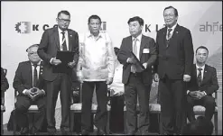  ??  ?? President Duterte witnessed the MOU signing between ASEAN Business Advisory Council and Korean Federation of Small and Medium Business and ASEAN-Korea Center. In photo are PA Joey Concepcion, President Duterte, chairman Park Sung-taek, and George Barcelon.