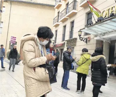  ?? ÁNGEL DE CASTRO ?? Una turista asiática con una mascarilla puesta, en la plaza del Pilar de Zaragoza.