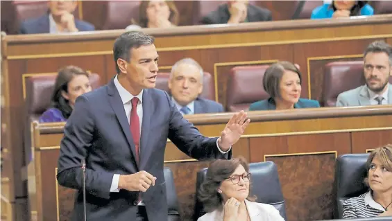  ?? EFE ?? Explicacio­nes. El presidente del gobierno español, el socialista Pedro Sánchez, responde preguntas de los diputados, ayer, en el Congreso.