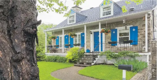  ?? PHOTOS: PERRY MASTROVITO ?? Built in 1839 with fieldstone­s, this Pierrefond­s house was designed in the French colonial architectu­ral style and features one-metre-thick walls.