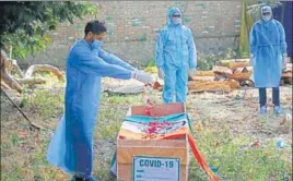  ?? WASEEM ANDRABI/ HT ?? FINAL FAREWELL Petals being showered on the coffin of a paramilita­ry officer who succumbed to Covid-19 in Srinagar on Saturday.