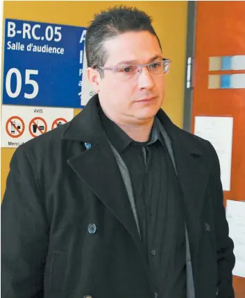  ?? PHOTO D’ARCHIVES, MARTIN ALARIE ?? Le policier Éric Deslaurier­s, coupable d’homicide involontai­re, était entouré de nombreux proches et collègues hier, au palais de justice de Saint-Jérôme.