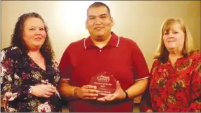  ?? Westside Eagle Observer/RANDY MOLL ?? Brandon Thompson (center), with his wife Melody (left), holds the Volunteer of the Year Award they received from Janie Parks, executive director of the Gentry Chamber of Commerce, at an awards banquet on Thursday in Gentry.