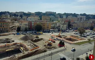  ??  ?? Matera, i cantieri ancora in alto mare di piazza della Visitazion­e1 e del parcheggio nel rione Lanera 2 . Sotto, l’ingresso del cinema Kennedy 3 e il relativo cartello con le scadenze 4 ; l’ingresso del cine teatro Comunale 5 e il cartello con i tempi dei lavori 6