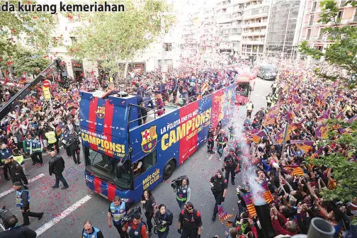  ?? -Reuters ?? PEMAIN dan penyokong kelab Barcelona bersama-sama meraikan kejuaraan berganda La Liga dan Copa del Rey.