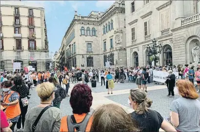  ?? CEDIDA PER ALBA LEGIDE / ACN ?? Unas 300 personas se manifestar­on ayer en la plaza Sant Jaume en defensa de la sanidad pública